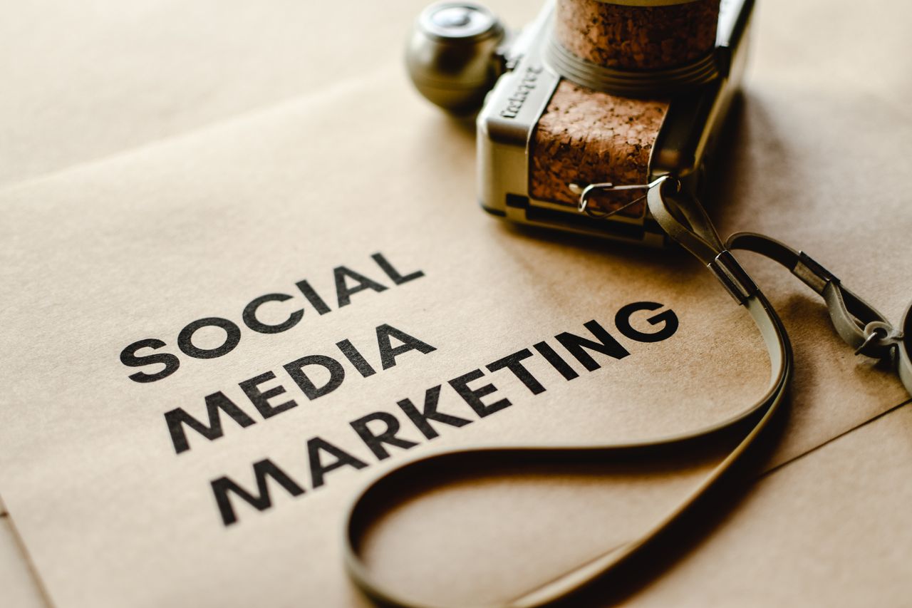 digital Close-up of a camera placed on brown paper with Social Media Marketing text, emphasizing digital marketing themes.
